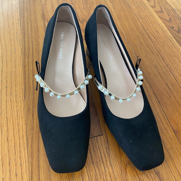 Shoes - ⏰ Black block heels with Pearl accent